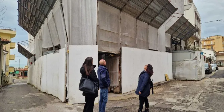 Il sopralluogo all'esterno del cantiere della Sindaca Marila Girolomoni, dell'assessora Rossana Biagioni e dell'amministratore delegato della società Prima Srl.