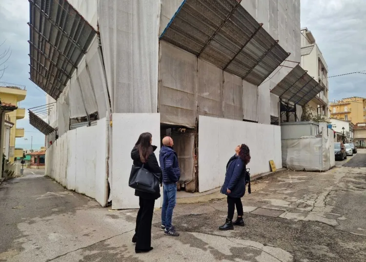 Il sopralluogo all'esterno del cantiere della Sindaca Marila Girolomoni, dell'assessora Rossana Biagioni e dell'amministratore delegato della società Prima Srl.