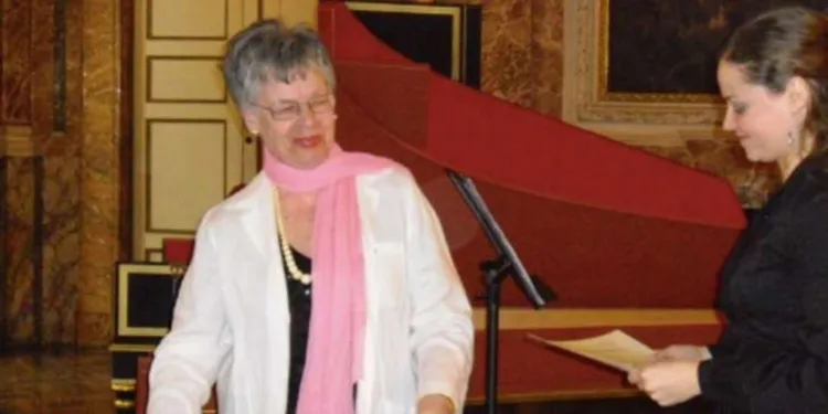 La professoressa Pascoli con una concorrente durante un concorso internazionale di clavicembalo