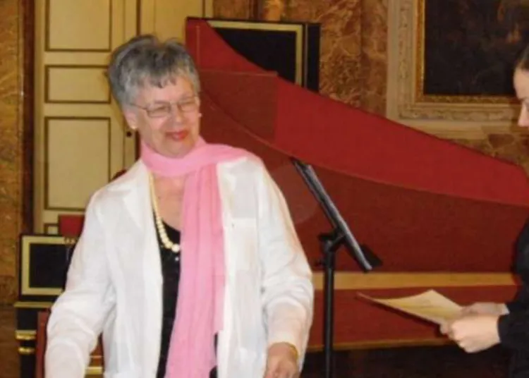 La professoressa Pascoli con una concorrente durante un concorso internazionale di clavicembalo