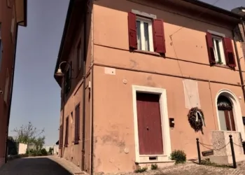Gabicce Monre, la Casa Rossa: ex palazzo comunale, ex scuola
