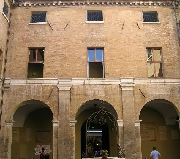 Biblioteca Gambalunga, il cortile
