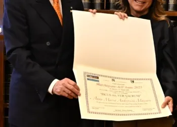 L'ambasciatore Girelli premia Anna Maria Ambrosini