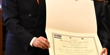 L'ambasciatore Girelli premia Anna Maria Ambrosini