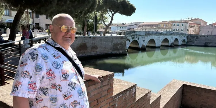 Rimini, il cuoco Achim Müller davanti al Ponte di Tiberio