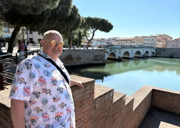 Rimini, il cuoco Achim Müller davanti al Ponte di Tiberio