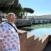 Rimini, il cuoco Achim Müller davanti al Ponte di Tiberio