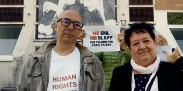 Roberto Malini e Lisetta Sperindei di fronte al Tribunale di Pesaro, in attesa della seconda udienza