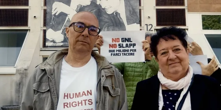Roberto Malini e Lisetta Sperindei di fronte al Tribunale di Pesaro, in attesa della seconda udienza
