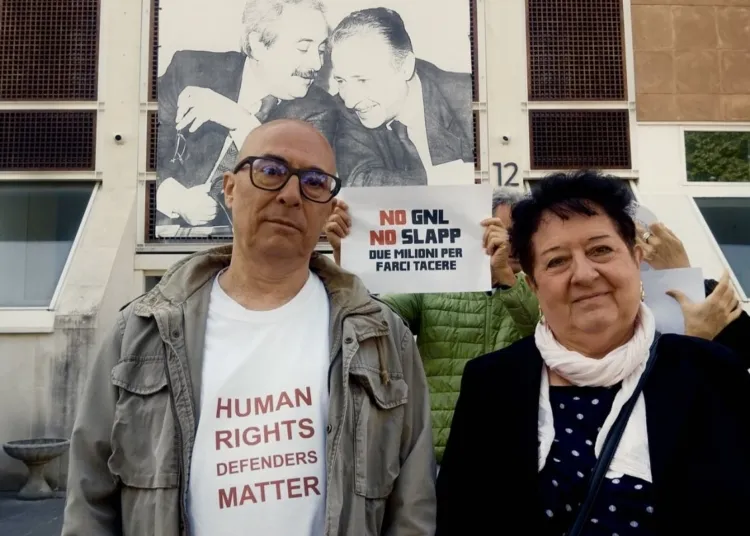 Roberto Malini e Lisetta Sperindei di fronte al Tribunale di Pesaro, in attesa della seconda udienza