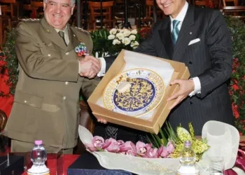 Il Generale Giuseppe Valotto e l’ambasciatore Giorgio Girelli ad una cerimonia.