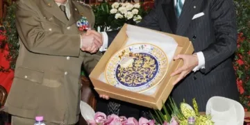 Il Generale Giuseppe Valotto e l’ambasciatore Giorgio Girelli ad una cerimonia.