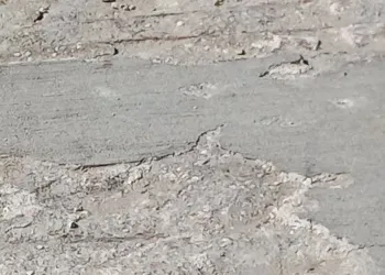 Portoverde, i ferri arrugginiti fuoriescono dal cemento