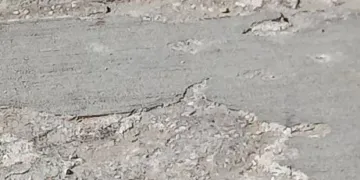 Portoverde, i ferri arrugginiti fuoriescono dal cemento