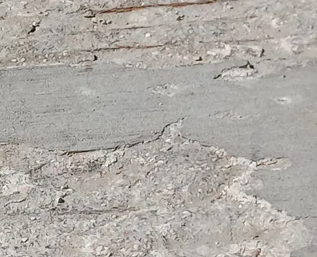 Portoverde, i ferri arrugginiti fuoriescono dal cemento