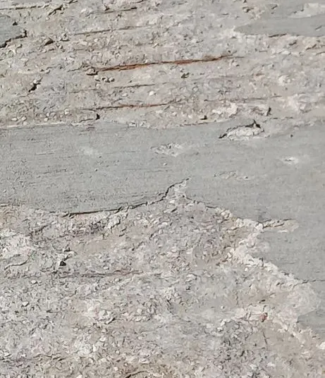 Portoverde, i ferri arrugginiti fuoriescono dal cemento