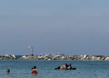 Il Royal Clipper al largo di Pesaro