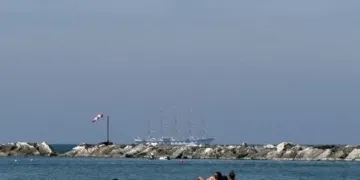 Il Royal Clipper al largo di Pesaro