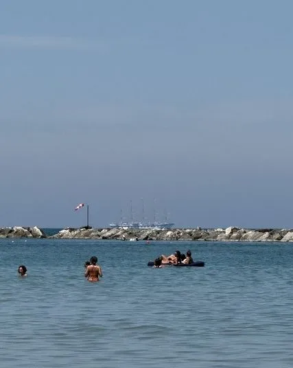 Il Royal Clipper al largo di Pesaro