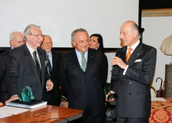 Franco Moschini e Giorgio Girelli pemiano Luigi Moretti in Campidoglio