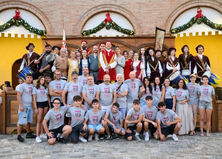 Foto di gruppo con volontari