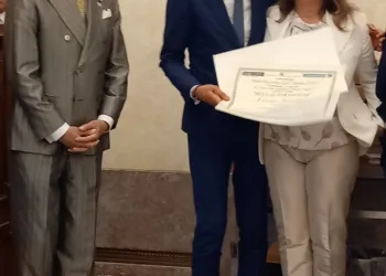 Giorgio Girelli ed Antonio De Poli premiano Corinna Sperandini