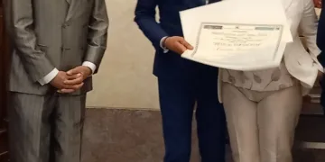 Giorgio Girelli ed Antonio De Poli premiano Corinna Sperandini