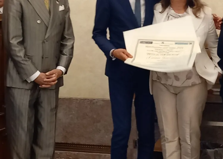 Giorgio Girelli ed Antonio De Poli premiano Corinna Sperandini