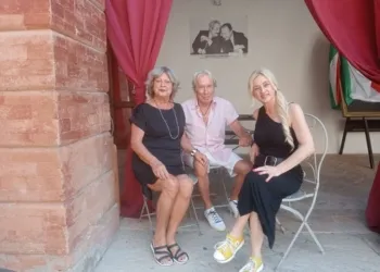 La signora Mariangela col consorte Giancarlo e Francesca, titolare di Ottocento Cafè