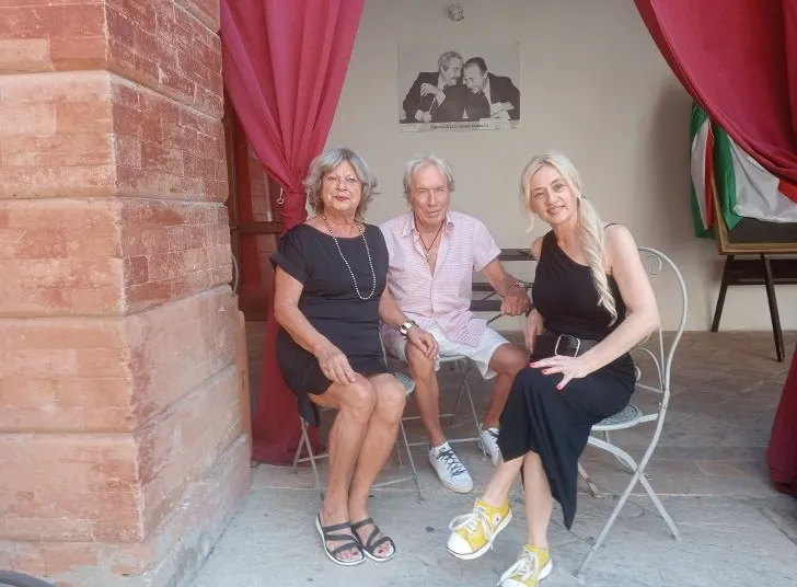 La signora Mariangela col consorte Giancarlo e Francesca, titolare di Ottocento Cafè