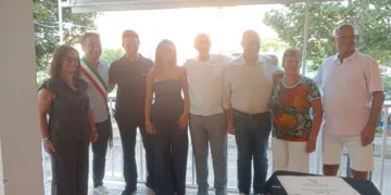 Le due famiglia con al centro Simone Migani