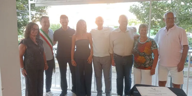Le due famiglia con al centro Simone Migani