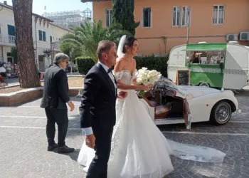 Stefano Ciotti accompagna la figlia Marta all'altare