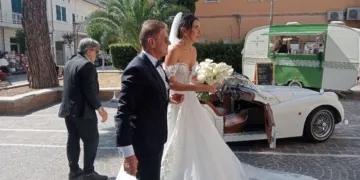 Stefano Ciotti accompagna la figlia Marta all'altare