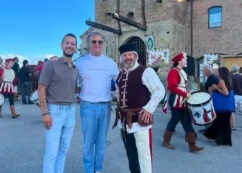Brunello Cucinelli al centro. Alla sua sinistra Pierpaolo Saioni e Niko di Mastroberardino, assessore alla Cultura a Mondaino