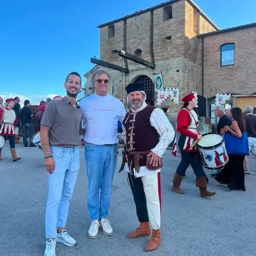 Brunello Cucinelli al centro. Alla sua sinistra Pierpaolo Saioni e Niko di Mastroberardino, assessore alla Cultura a Mondaino