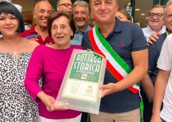 Il sindaco Fabrizio piccioni le consegna la targa