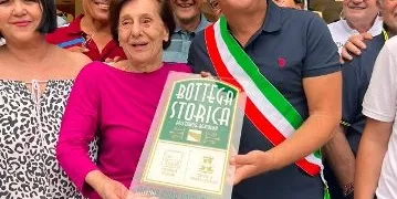 Il sindaco Fabrizio piccioni le consegna la targa