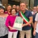 Il sindaco Fabrizio piccioni le consegna la targa