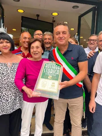 Il sindaco Fabrizio piccioni le consegna la targa