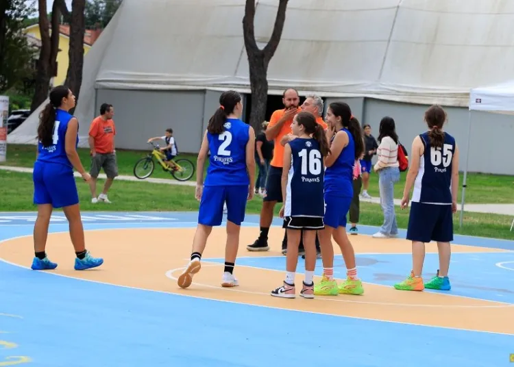Con la maglia arancione (e capelli bianchi) Giorgio Vagnini, l'allenatore del settore basket