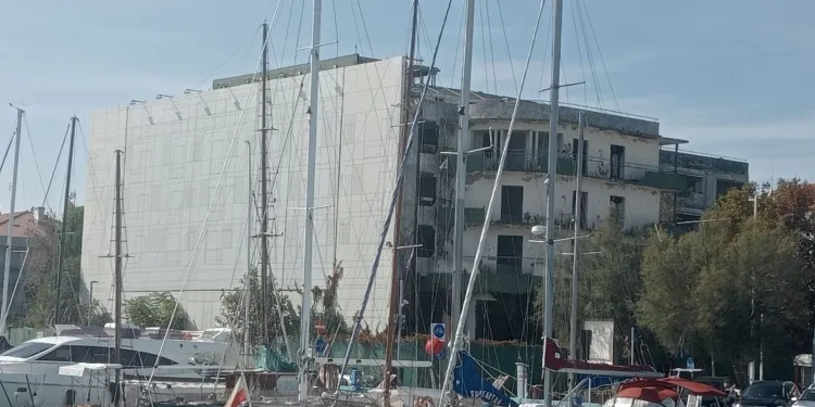 Hotel Savioli incappucciato avrebbe detto Riccardo Bacchelli