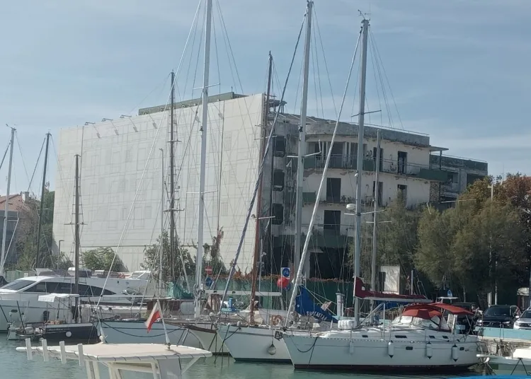 Hotel Savioli incappucciato avrebbe detto Riccardo Bacchelli