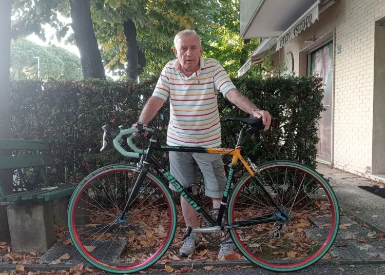 Lele Montanari con la bici di Marco Pantani