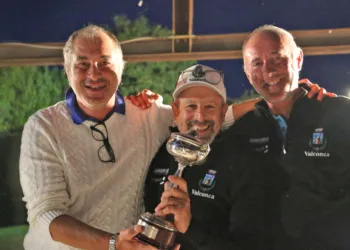 Pierpaolo Saioni dalla Valconca con il trofeo vinto per la 4°^volta, il presidente Francesco Morri a sinistra ed il segretario Mauro Bellamio