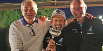 Pierpaolo Saioni dalla Valconca con il trofeo vinto per la 4°^volta, il presidente Francesco Morri a sinistra ed il segretario Mauro Bellamio